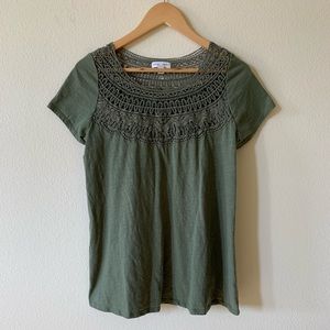 EUC🎉HP🎉Liz Lange Maternity Green Lace Tee size S